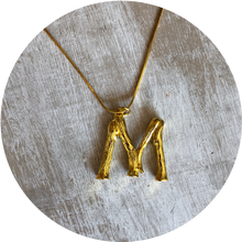 Load image into Gallery viewer, Collar Inicial Grande &quot;M&quot;