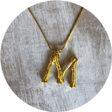 Load image into Gallery viewer, Collar Inicial Grande &quot;M&quot;