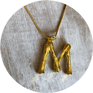 Collar Inicial Grande "M"