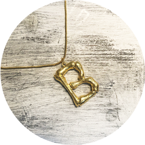 Collar Inicial Grande "B"