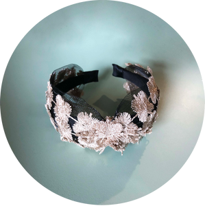 Diadema tul negro y apliques dorados en tela
