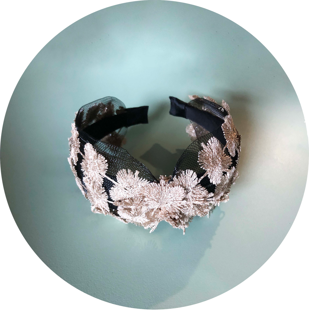 Diadema tul negro y apliques dorados en tela
