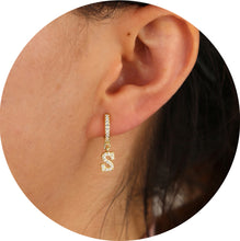 Load image into Gallery viewer, Mini Pendientes Arete Inicial &quot;E&quot;