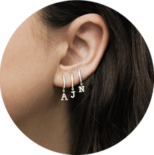 Load image into Gallery viewer, Mini Pendientes Arete Inicial &quot;E&quot;