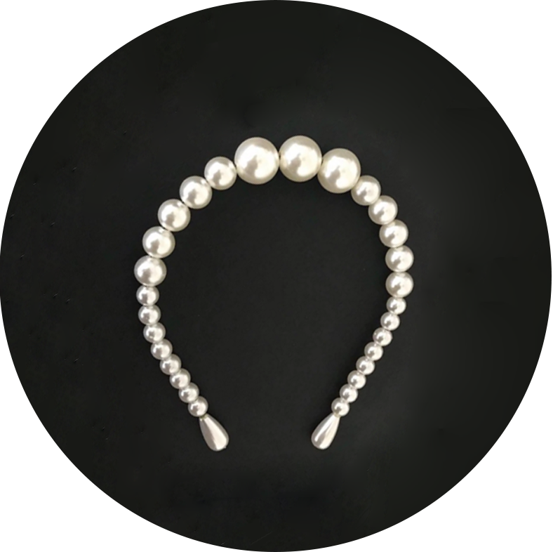 Diadema de perlas blancas