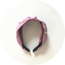 Load image into Gallery viewer, Diadema perlas en seda rosa